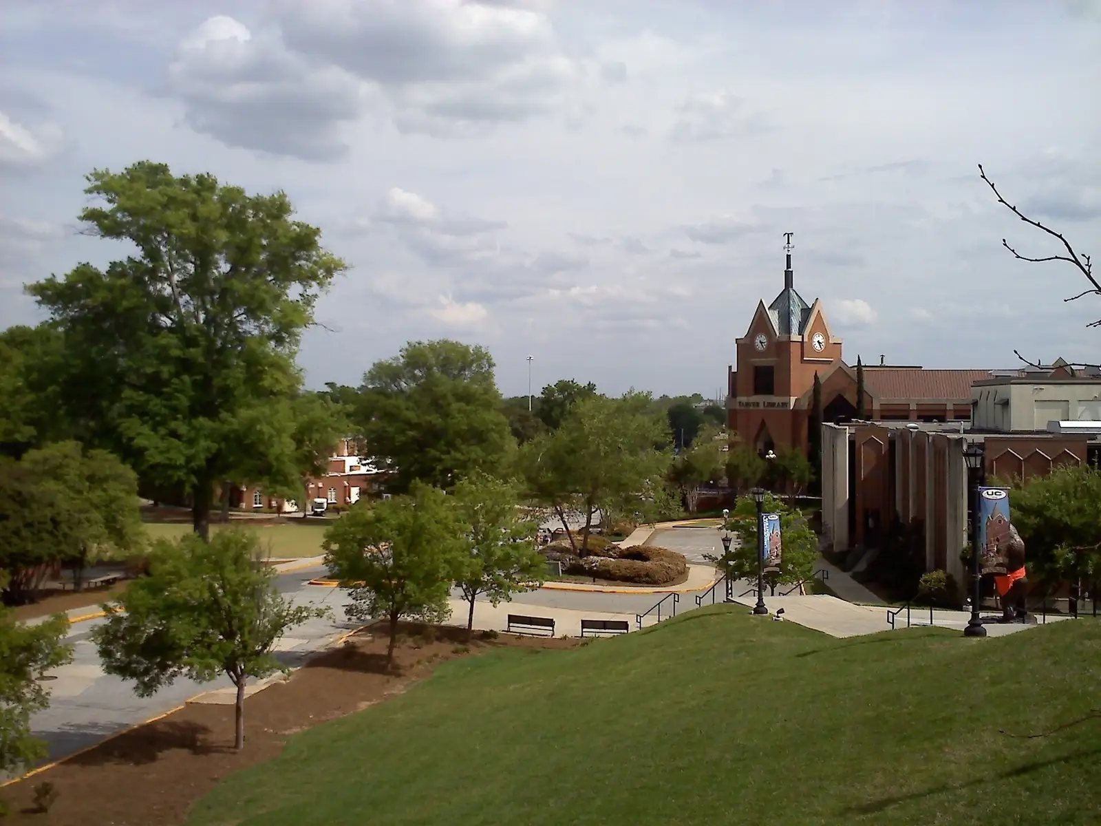 Mercer University campus — Mercer University's central quad in Macon, Georgia, United States. Tarver Library (with tower) and Stetson Hall (School