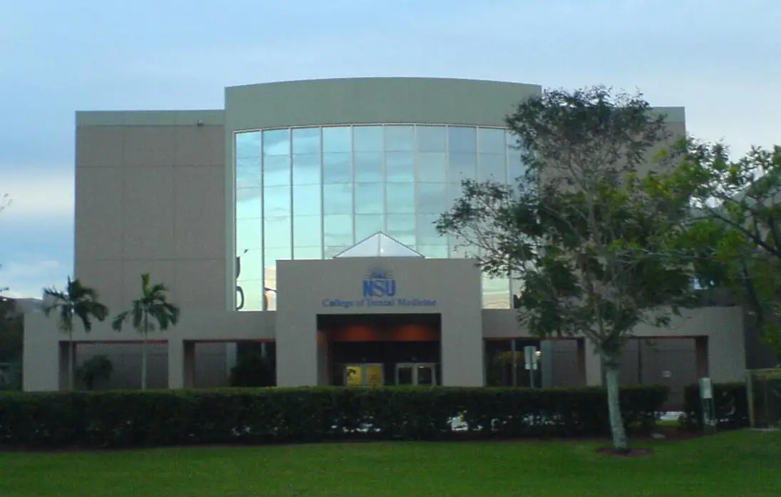 Nova Southeastern University campus — taken by User:Butnotthehippo Exterior of dental building at Nova Southeastern University