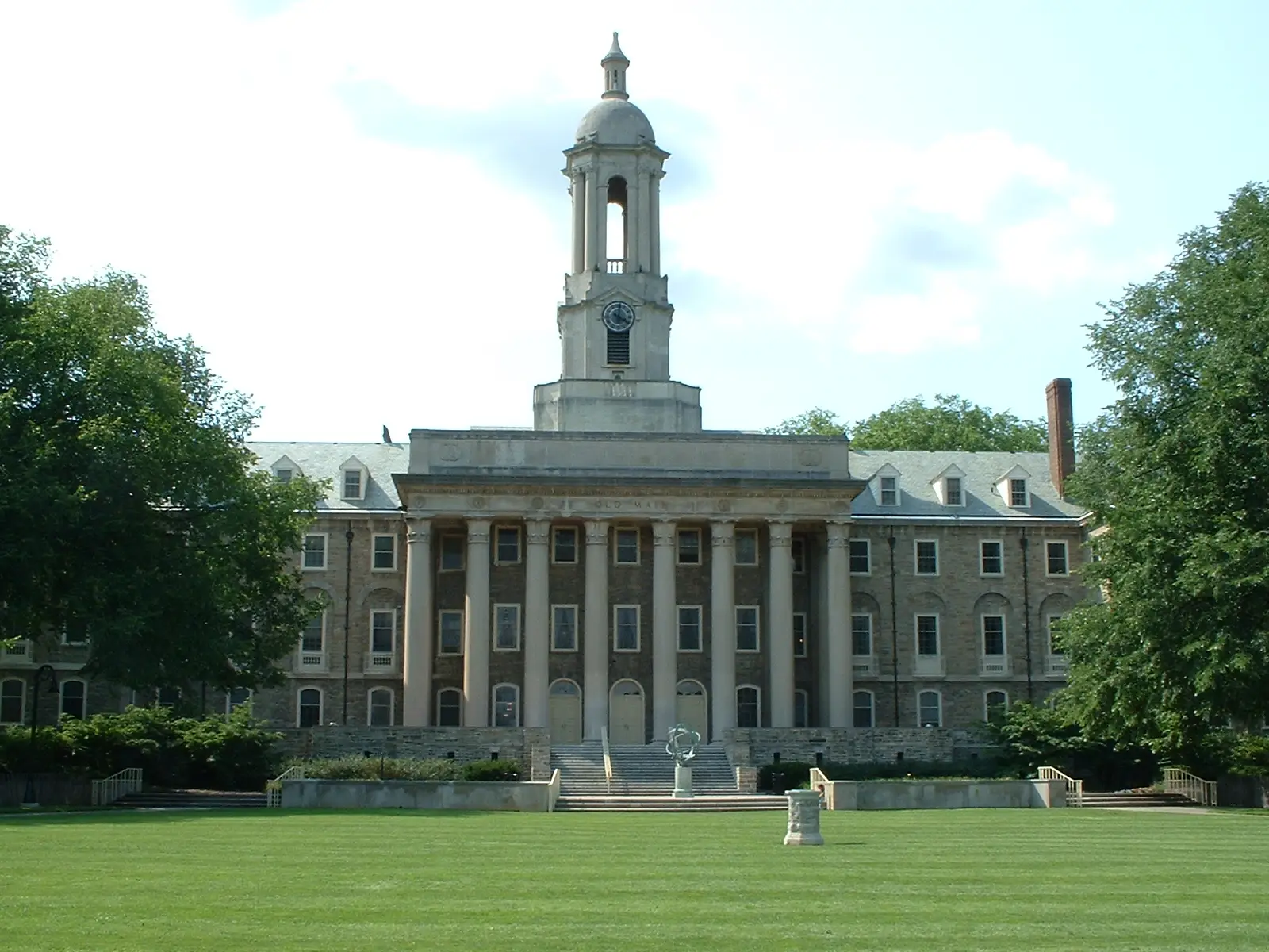 Penn State University campus — Main entrance of Old Main , at Penn State University in University Park , Pennsylvania .